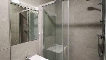 Dusche, Haartrockner, Handtücher