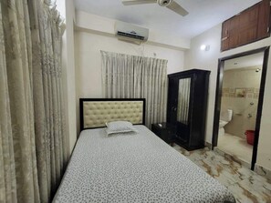 2 bedrooms, WiFi, bed sheets - Lovely two bed flats, by Dhaka Shahjalal Airport (Dhaka)