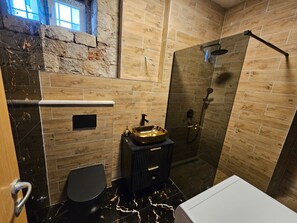Een douche, een haardroger, handdoeken, toiletpapier