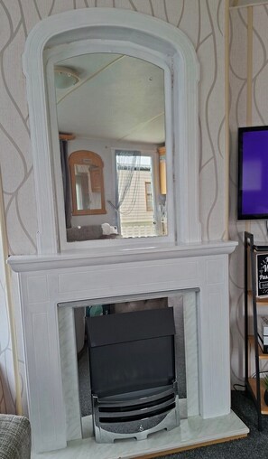 Televisión y chimenea 