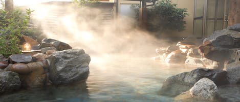 Bathtub, spring water bathtub, towels