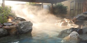 Bañera, bañera de agua termal y toallas