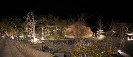 Luksustelttamajoitus, tupakointi kielletty (Glamping, Hot Spring ticket included) | Allergiatestatut vuodevaatteet, untuvapeitot, ilmainen Wi-Fi