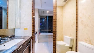Suite familiare, letti multipli, cucina | Bagno | Set di cortesia gratuito, asciugacapelli, accappatoio, pantofole