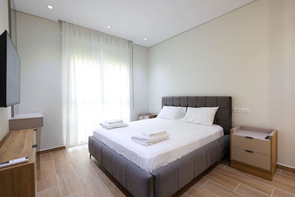 2 bedrooms, desk, WiFi