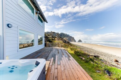 Oceanfront, dog-friendly gem with Castle Rock view, hot tub & beach access