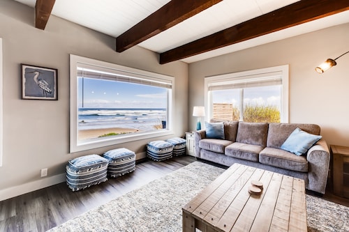 Oceanfront, dog-friendly gem with Castle Rock view, hot tub & beach access