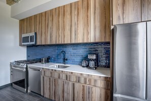 Fridge, microwave, oven, stovetop - Beautiful West Loop Jr 1BR w/ Gym, near Fulton Market, by Blueground (Chicago)