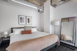 1 bedroom, iron/ironing board, WiFi, bed sheets - Beautiful West Loop Jr 1BR w/ Gym, near Fulton Market, by Blueground (Chicago)