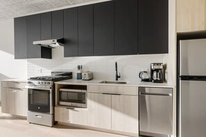 Fridge, microwave, oven, stovetop - Exceptional West Loop Studio w/ Gym & Grills, nr Park, by Blueground (Chicago)