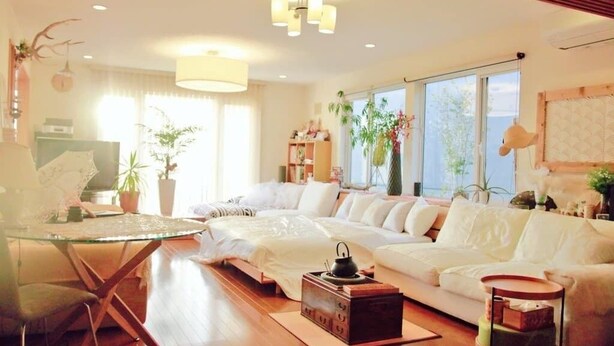 Un salon moderne avec un canapé, une table basse en verre et un plancher en bois.