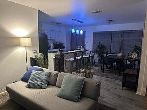Smart TV, fireplace, books - Charming, comfy apartment Mirror House. Feel at home for staying at San Antonio  (San Antonio)