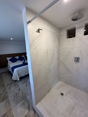 Dusche, Whirlpool, Haartrockner, Bidet