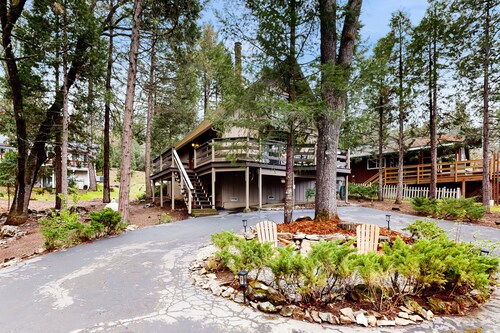 Water-View Cabin Near Pine Mountain Lake Marina, Private W/D, WiFi, Grill