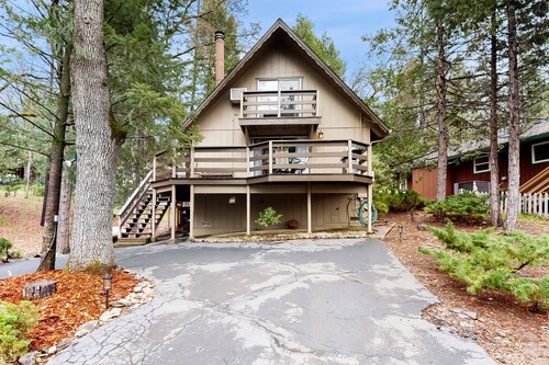 Water-View Cabin Near Pine Mountain Lake Marina, Private W/D, WiFi, Grill