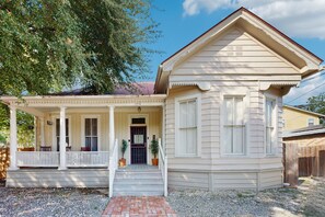 Exterior - Downtown duplex with patio, enclosed backyard, washer/dryer, streaming, AC, WiFi (San Antonio)