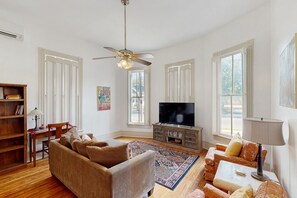 TV - Downtown duplex with patio, enclosed backyard, washer/dryer, streaming, AC, WiFi (San Antonio)