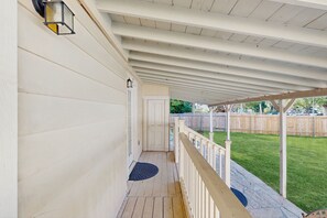 Terrace/patio - Downtown duplex with patio, enclosed backyard, washer/dryer, streaming, AC, WiFi (San Antonio)