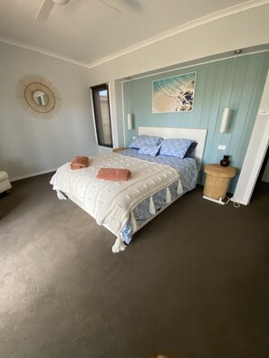 4 bedrooms, iron/ironing board, WiFi, bed sheets - retro beachcomber @ Culburra Beach (Culburra Beach)