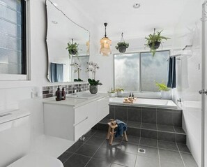 Shower, hair dryer, towels, soap - retro beachcomber @ Culburra Beach (Culburra Beach)