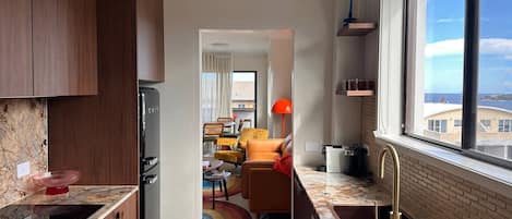 Frigorífico, microondas, horno y placa de cocina