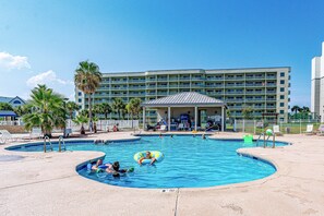 Una piscina cubierta, una piscina climatizada