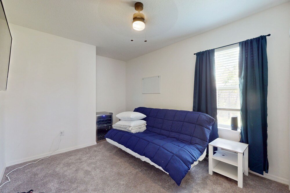 Dogfriendly spacious home with enclosed yard, playset, open interior