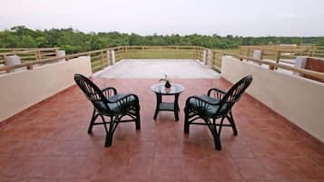 Executive Double Room, Garden View | Desk, free WiFi, bed sheets