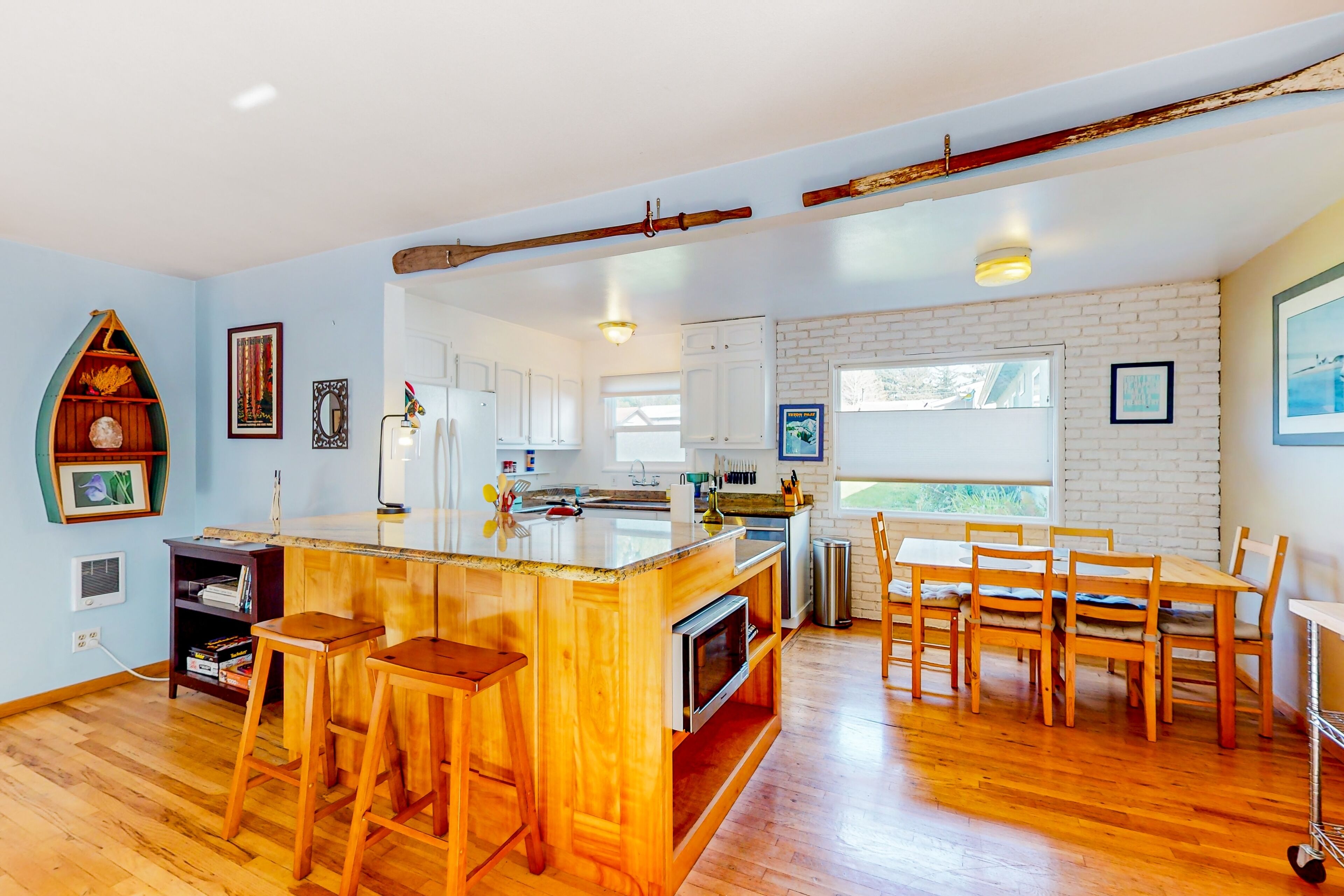 Creekside dog-friendly home 2-min drive to beach - hear the ocean from the deck