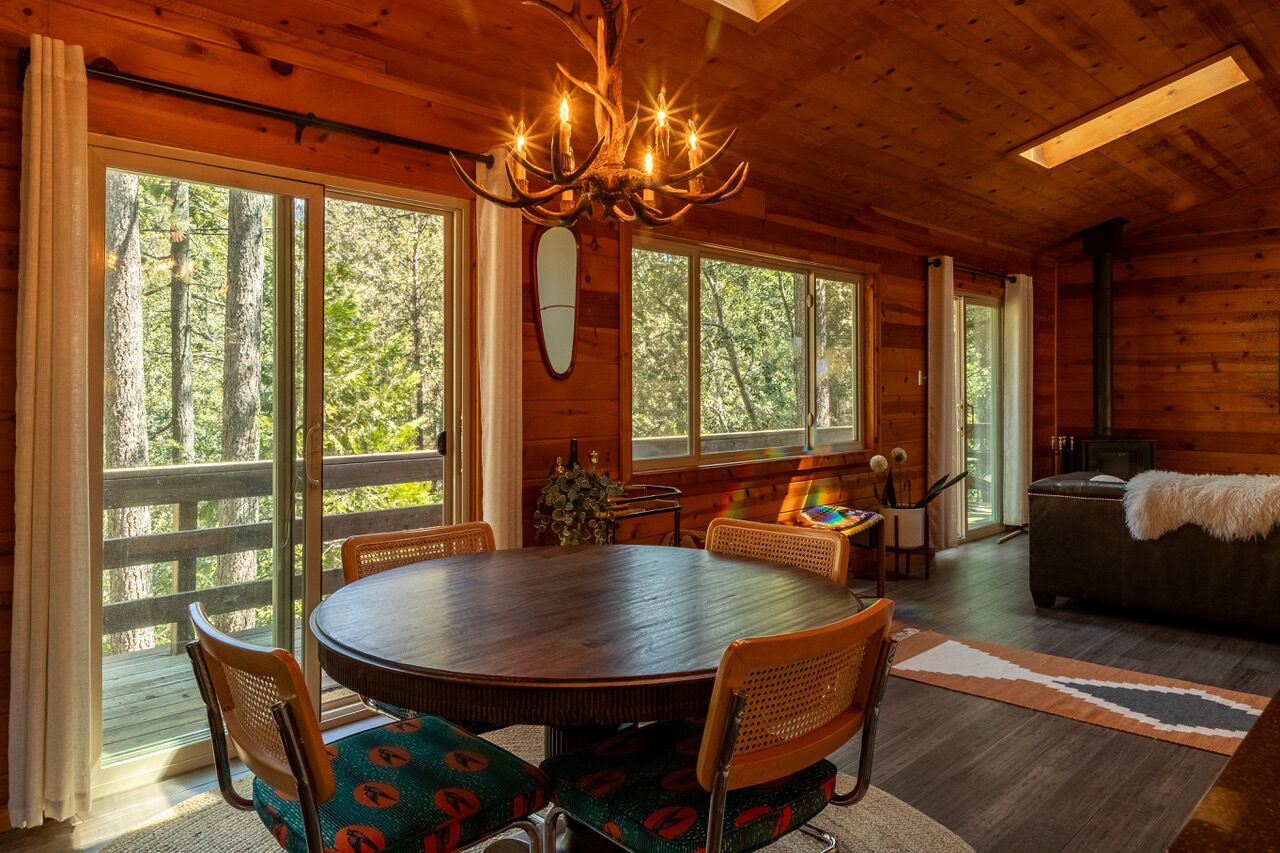 Spacious 2 story cabin - King Beds, Treetop views, 5 minutes to town