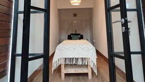 Une chambre à coucher avec un lit, un lustre et un plancher en bois.