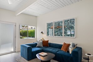 TV, livros, aparelho de som