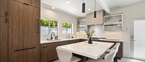 冷蔵庫、電子レンジ、オーブン、コンロ