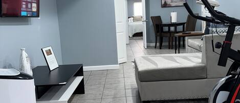 1 chambre, coffres-forts dans les chambres, fer et planche à repasser