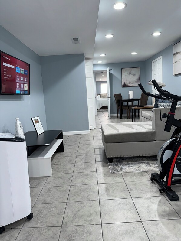 1 غرفة نوم وخزنة داخل الغرفة ومكواة/لوح كي وواي فاي