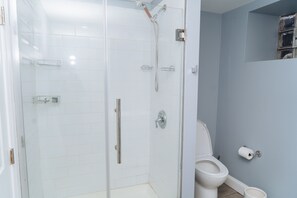 Dusche, Whirlpool, Haartrockner, Handtücher