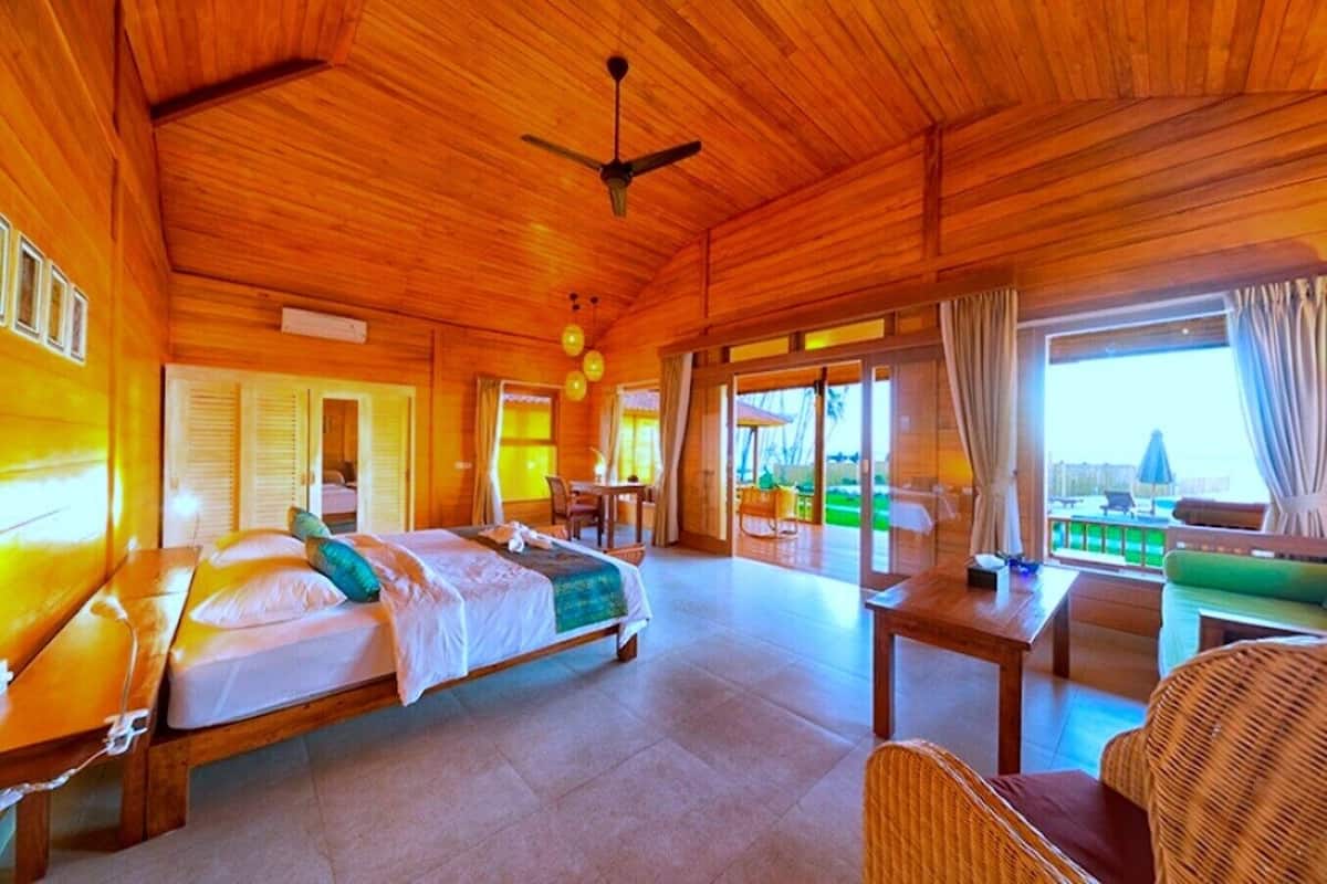 Kamar Junior | Seprai premium, minibar, brankas, dan meja kerja