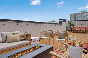 Outdoor dining - The Hadden House - Rooftop Lounge with Firepit! (Nashville)