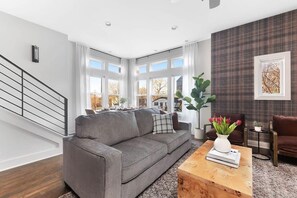 Smart-TV, bøker, stereoanlegg og kontorer