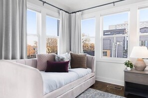 Una Smart TV, libros, un reproductor estéreo, una oficina