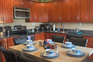 Frigorifero, microonde, piano cottura, lavastoviglie