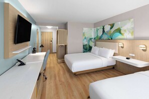 Habitación, 2 camas Queen size, para no fumadores (Mobility/hearing, Roll-in Shower) | Escritorio, espacio para trabajar con laptop y cortinas blackout 