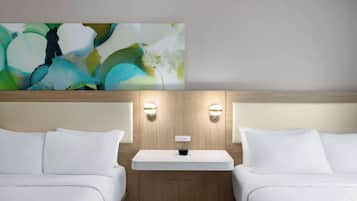 Quarto, 2 camas Queen, acessível, para não fumantes (Mobility/hearing, Roll-in Shower) | Escrivaninha, espaço de trabalho para notebook, cortinas blackout