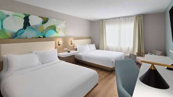 Habitación, 2 camas Queen size, para no fumadores (Mobility/hearing, Roll-in Shower) | Escritorio, espacio para trabajar con laptop y cortinas blackout