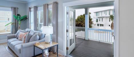 Smart-TV, Tischtennisplatte, Bücher