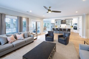 Smart TV, mesa de ping pong, libros