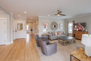 Smart TV, mesa de ping pong, libros