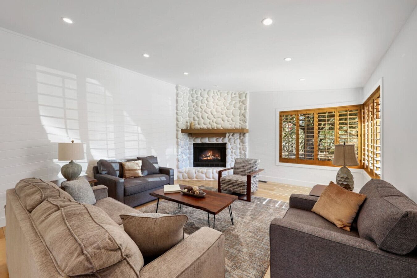 Smart TV, chimenea, tenis de mesa y libros 