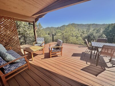 Summit Lodge- Sleeps 10, 4 Full Bath, Pet Friendly