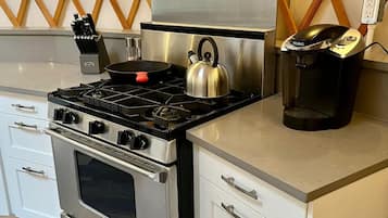 Refrigerador, horno, placa de cocina, cafetera/tetera